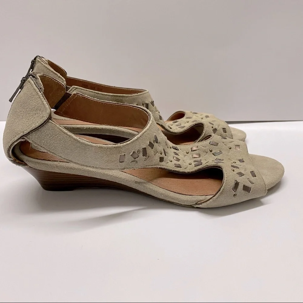 Clarks Artisan Suede Embellished Wedge Sandals Wood Stacked Heel Back Zipper 6.5 - Picture 2 of 6